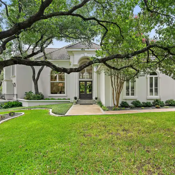 RARE TURNKEY OPPORTUNITY IN WESTLAKE