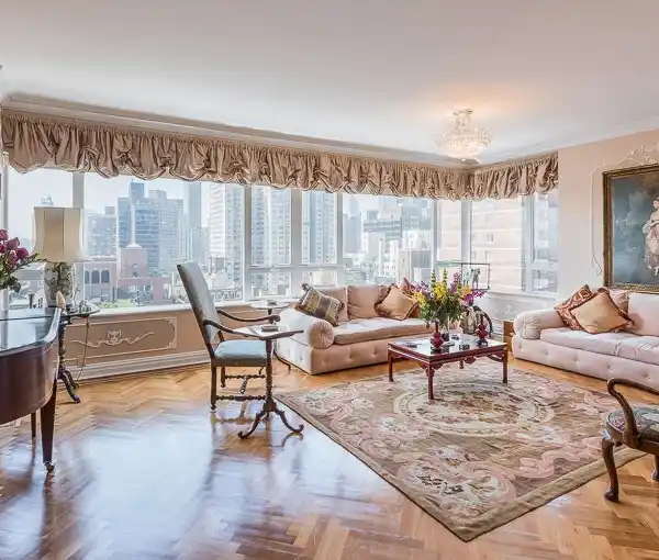 FABULOUS SUN-FILLED EUROPEAN-STYLE APARTMENT