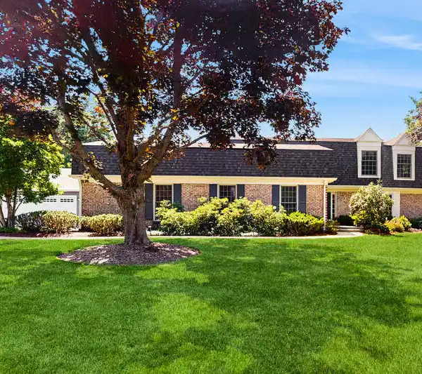 ELEGANT LAKE FOREST RETREAT WITH OUTDOOR POOL