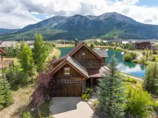 Sunlit Lakeside Sanctuary with Panoramic Mountain Vistas