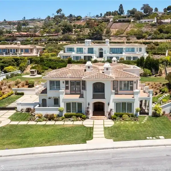ELEGANT MEDITERRANEAN VILLA IN PRESTIGIOUS OCEANFRONT ESTATES