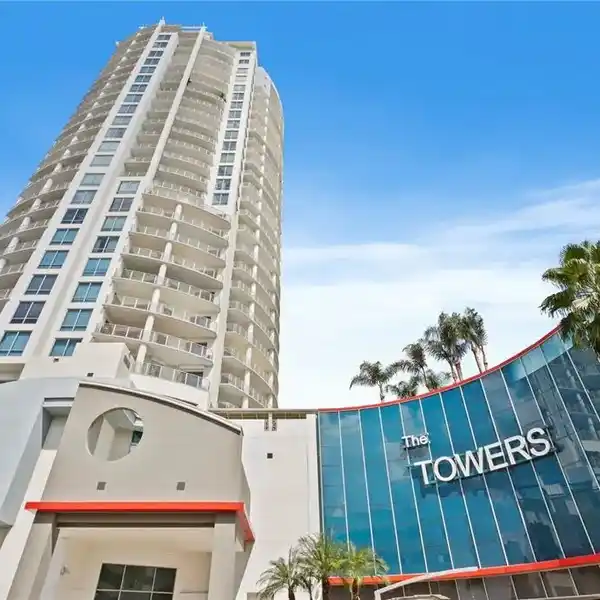 EXQUISITE PENTHOUSE IN THE TOWERS OF CHANNELSIDE
