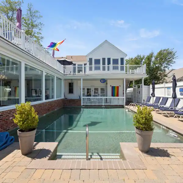 BRIGHT END-UNIT CONDO NEAR THE BAY