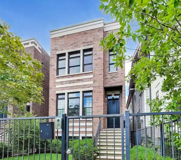 SOPHISTICATED WICKER PARK RETREAT WITH ROOFTOP DECK