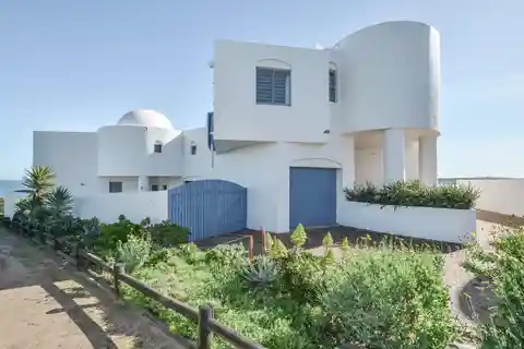 Perfectly Located Upmarket Home