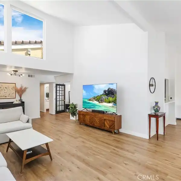 STYLISH SINGLE-LEVEL HOME