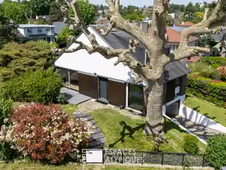 Modernist Style in Ideal Location