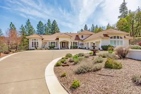 Mediterranean Estate in the Sought-after Sun Ridge Estates