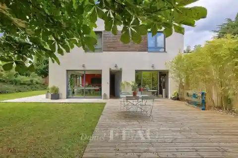 Magnificent House-Like Apartment