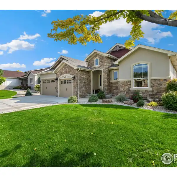 BEAUTIFULLY MAINTAINED HOME IN THOMPSON CROSSING