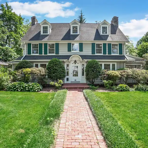 UPDATED CLASSIC COLONIAL IN GREENACRES