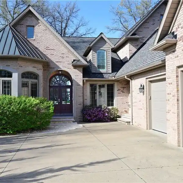 TURNKEY HOME WITH TIMELESS ELEGANCE