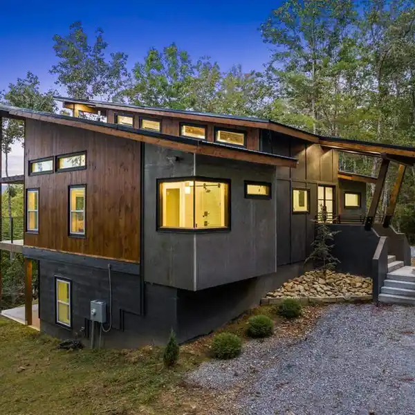 MODERN MOUNTAIN LUXURY HOME WITH LONG-RANGE VIEWS