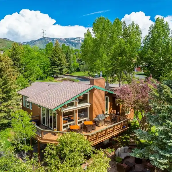 BEAUTIFULLY UPDATED HOME IN THE FISH CREEK AREA