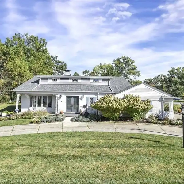 LUXURIOUS CONTEMPORARY COLONIAL IN A PRIME LOCATION