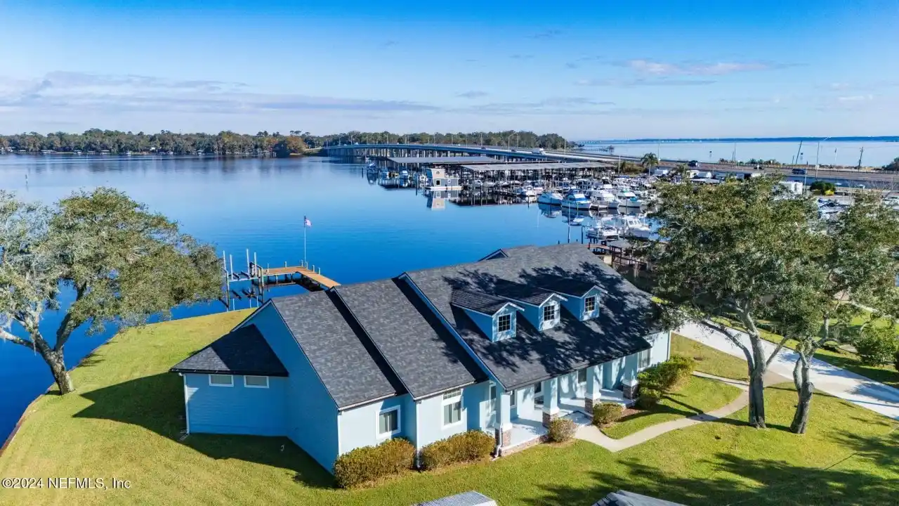 Beautiful Waterfront Pool Home on Doctors Lake