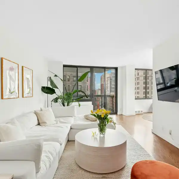 STYLISH RENTAL IN A FULL-SERVICE BUILDING