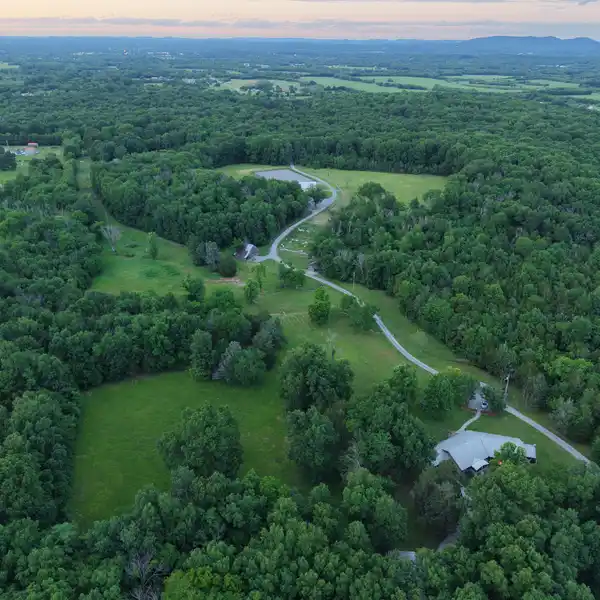 PRIVATE TENNESSEE RETREAT WITH GUEST HOUSE & BARN