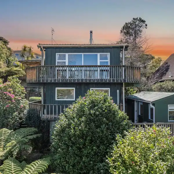 ARCHITECTURAL 1960S GEM SURROUNDED BY NATURE