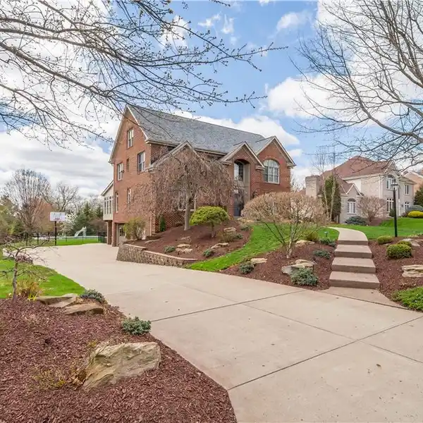 TIMELESS TRADITIONAL STYLE RESIDENCE