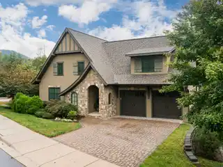 European-Style Cottage in a Picturesque Setting