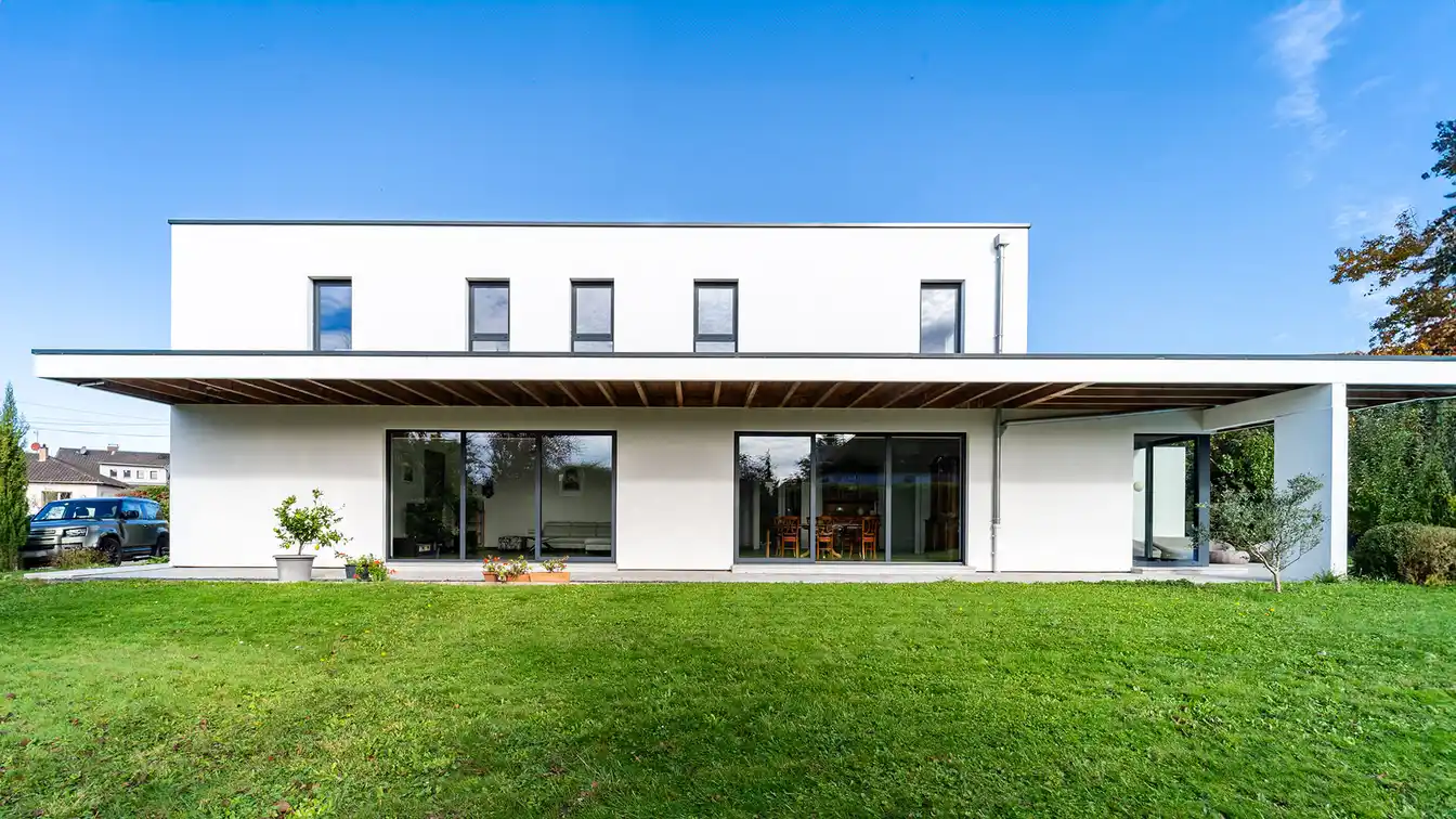 Sleek Villa in a Peaceful Setting