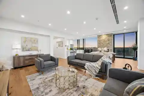 Prestigious East Park Penthouse with Four Carparks