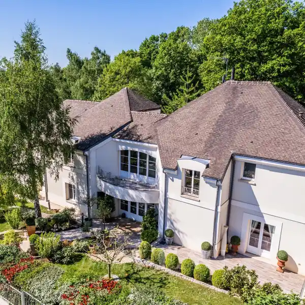 SPACIOUS ARCHITECT-DESIGNED HOME