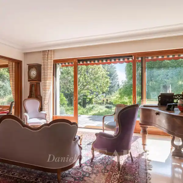 ARCHITECT-DESIGNED PROPERTY ON A BEAUTIFUL STREET
