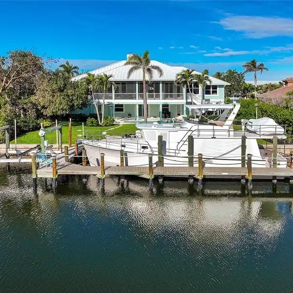 LUXURIOUS BOATER'S PARADISE