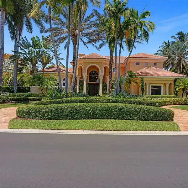 SPECTACULAR CUSTOM BUILT HOME