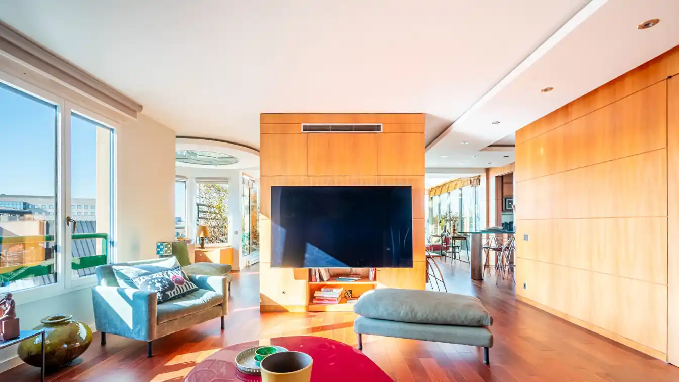 Remarkable Duplex in a Contemporary Building