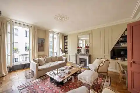 Luxuriously Appointed Dual-aspect Apartment