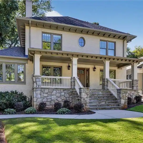 LIGHT-FILLED INTERIORS WITH OPEN LAYOUT FOR ENTERTAINING