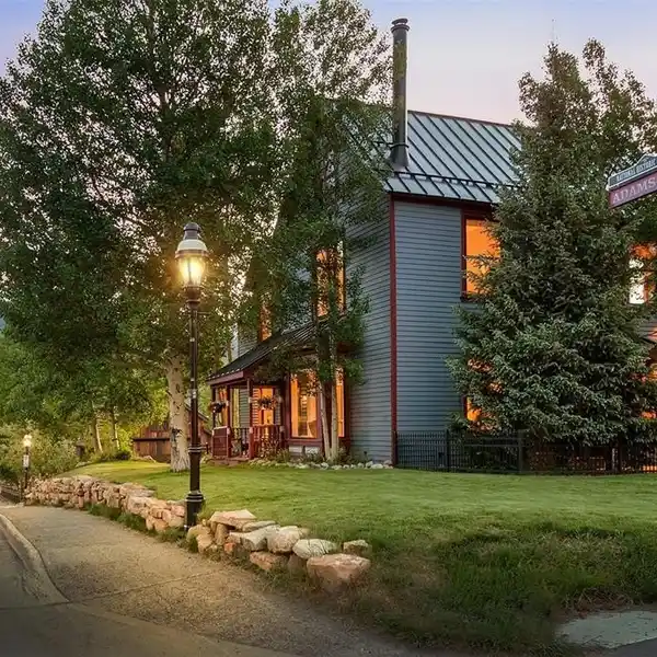 HISTORIC BRECKENRIDGE VICTORIAN STEPS FROM MAIN