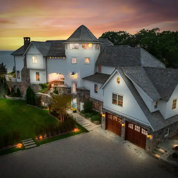 STUNNING WATERFRONT RETREAT