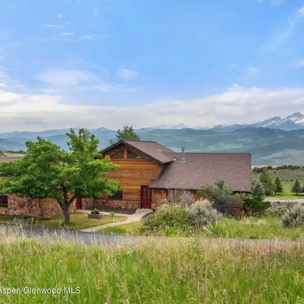 WELL MAINTAINED CLASSIC RANCH STYLE HOME