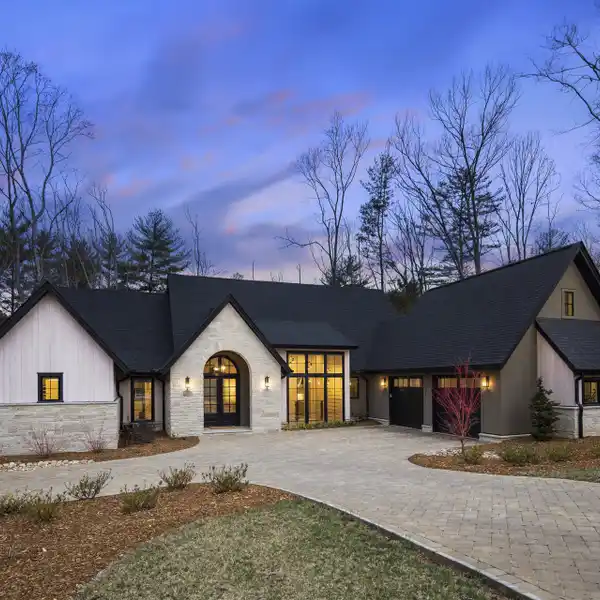TRANSITIONAL HOME IN RAMBLE BILTMORE FOREST