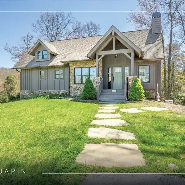 BLEND OF COMFORT AND MOUNTAIN LIVING