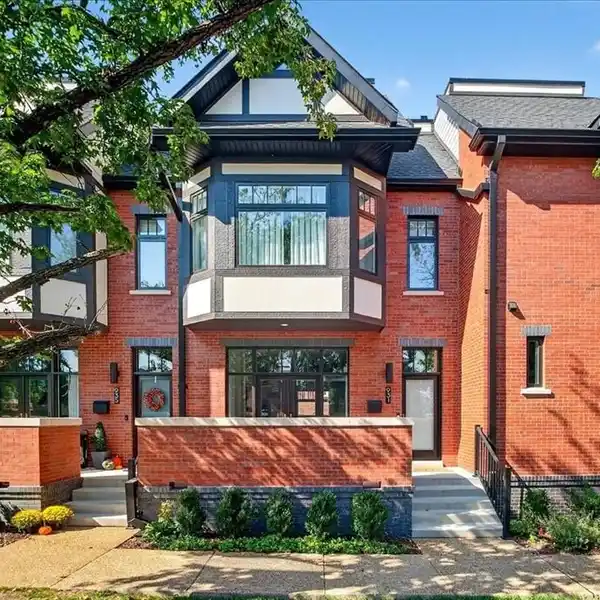 SOPHISTICATED TOWNHOME WITH DESIGNER FINISHES THROUGHOUT