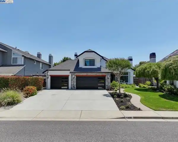 CONTEMPORARY SHOWPIECE OFFERING COMFORT AND STYLE