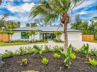 Fully Renovated Central Beach Bungalow