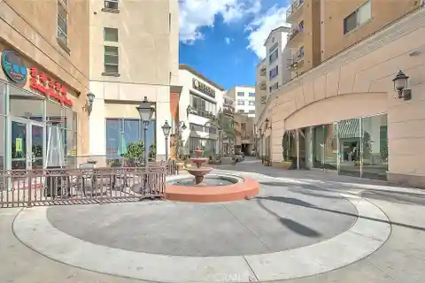 Bright, Modern 3-bedroom with Premium Amenities