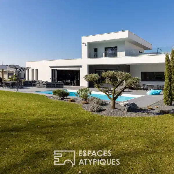 ARCHITECTURAL GEM OVERLOOKING GOLF COURSE GREENS