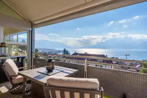 Spacious Apartment Overlooking Lake Geneva