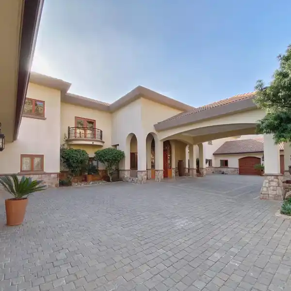 REFINED LUXURY HOME