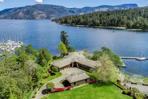 Prestigious Oceanfront Residence