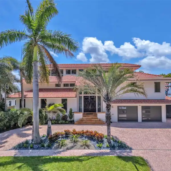 WATERFRONT ELEGANCE AND COMFORT IN HARBOUR INLET