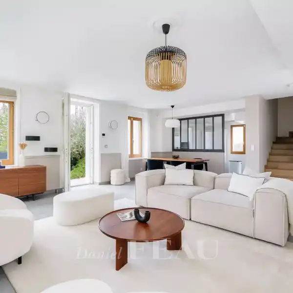 BEAUTIFULLY APPOINTED MANSART-STYLE PROPERTY