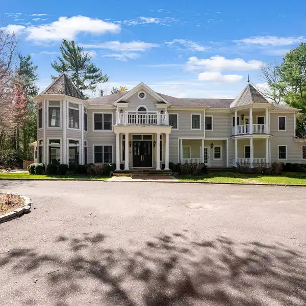 RETREAT-LIKE HOME AVAILABLE FOR RENT